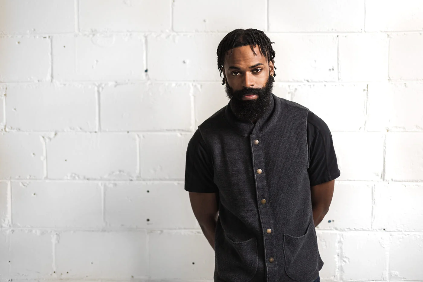 Man in a black knitted short-sleeved overshirt
